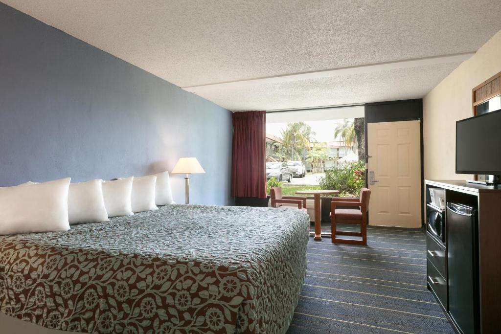 Days Inn by Wyndham Clearwater/Central - image 2