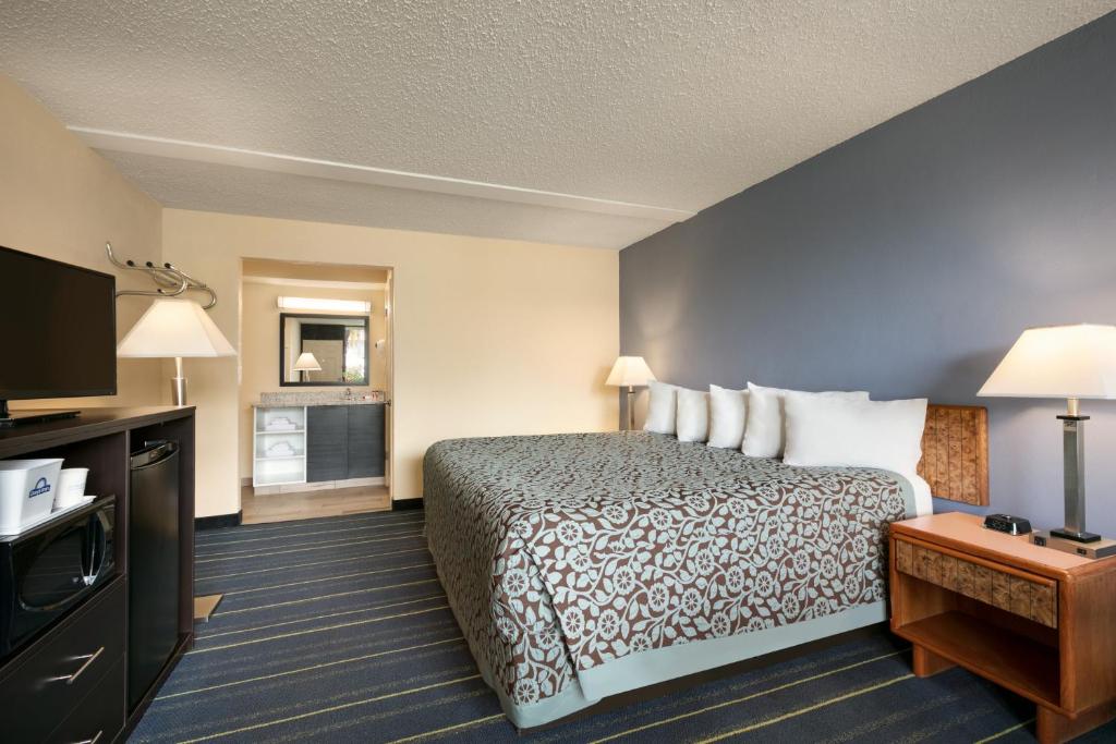 Days Inn by Wyndham Clearwater/Central - image 3